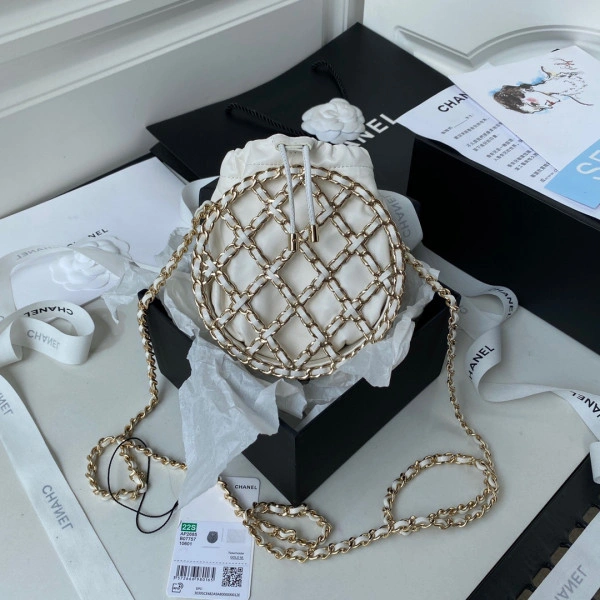 WellDesigned CHANEL ROUND BAG 1646 - Image 3