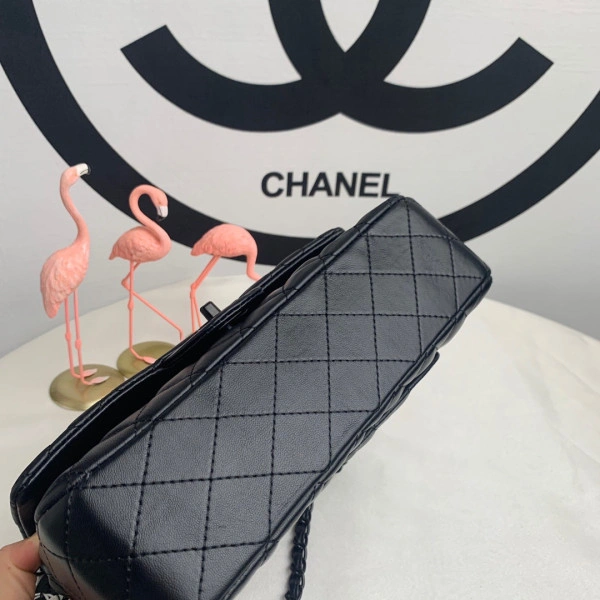 Comfortable CHANEL FLAP BAG 400 - Image 7