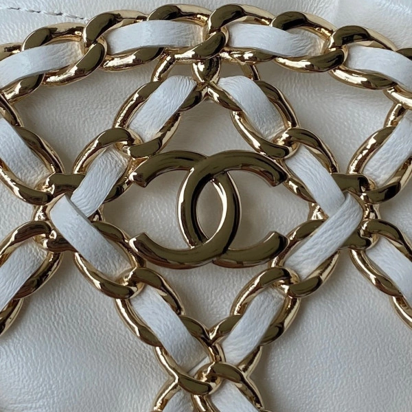 WellDesigned CHANEL ROUND BAG 1646 - Image 4