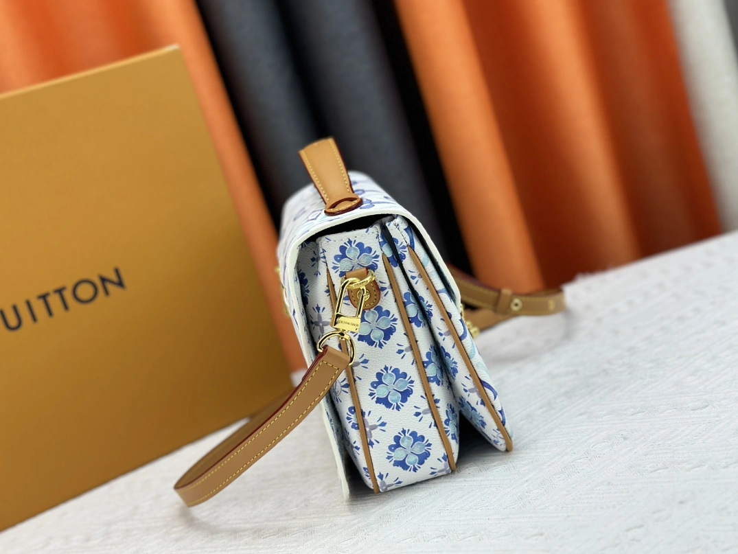 Bold 3533 Louis Vuitton AAA Quality Messenger Bags For Women - Image 3