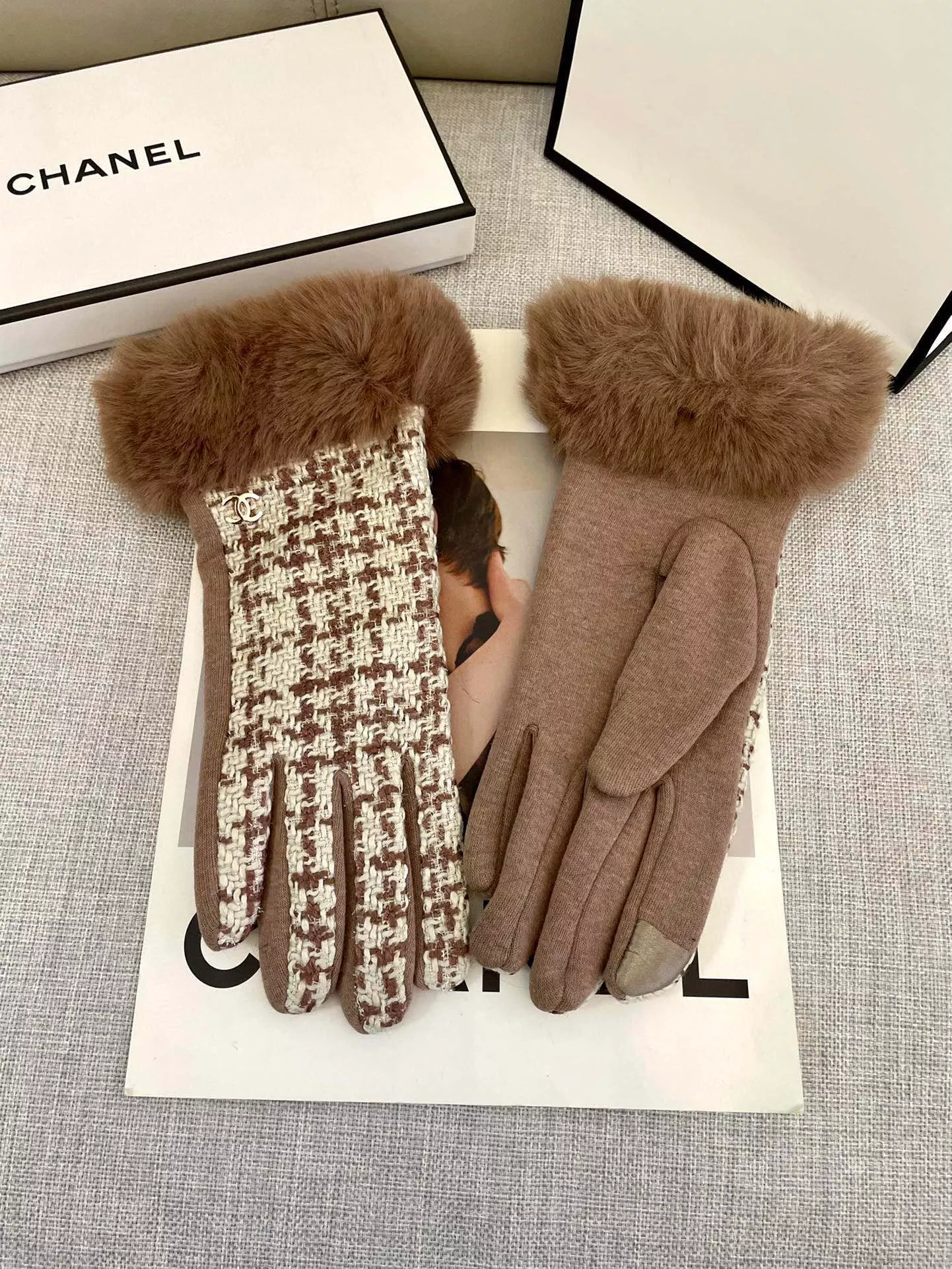 Bold 7042 Chanel Gloves For Women