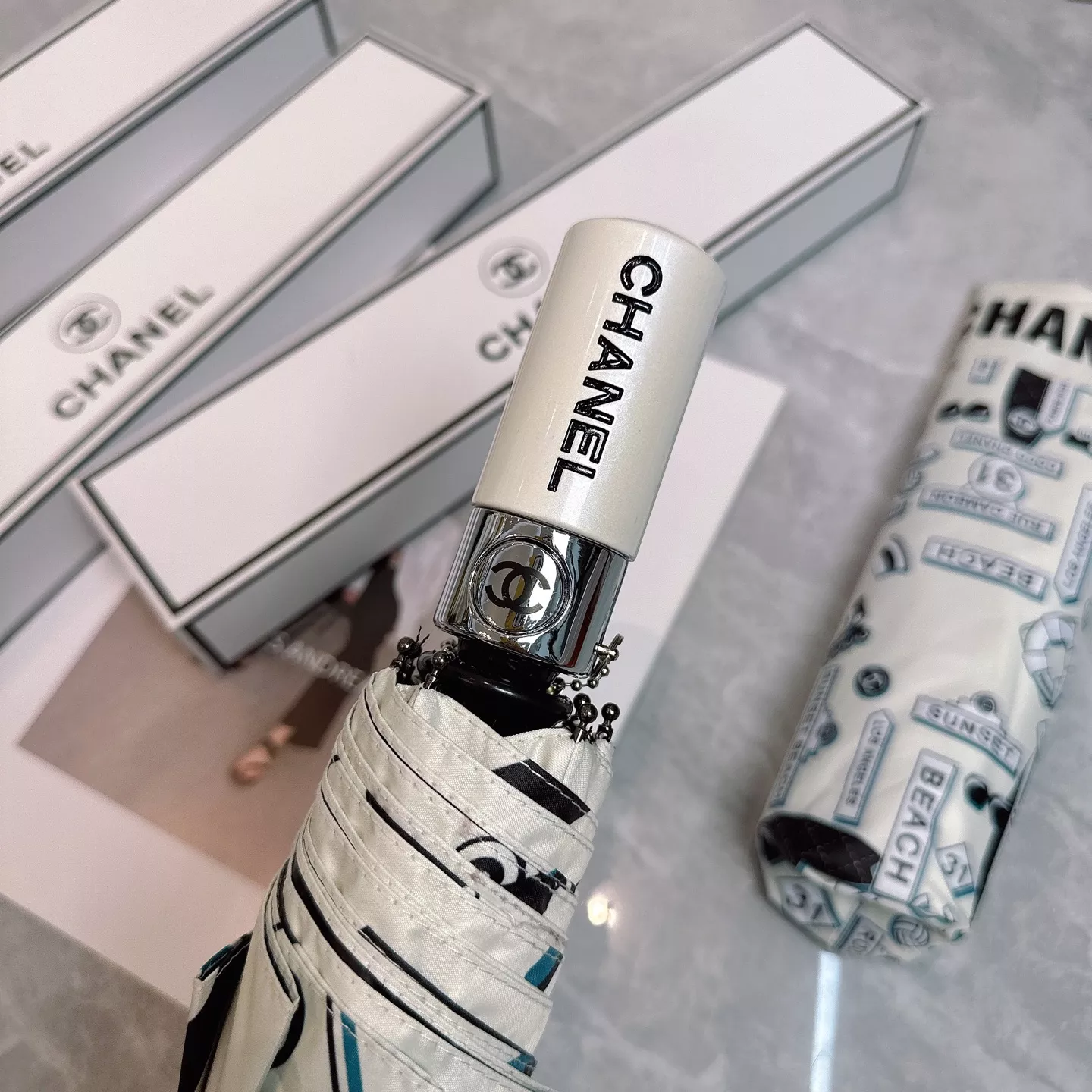 Chanel Umbrellas ModernLook 8632 - Image 3