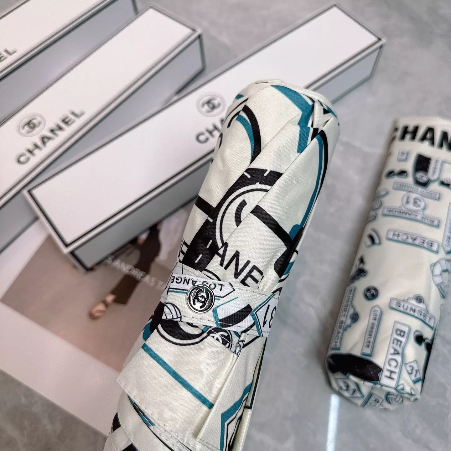 Chanel Umbrellas ModernLook 8632 - Image 8