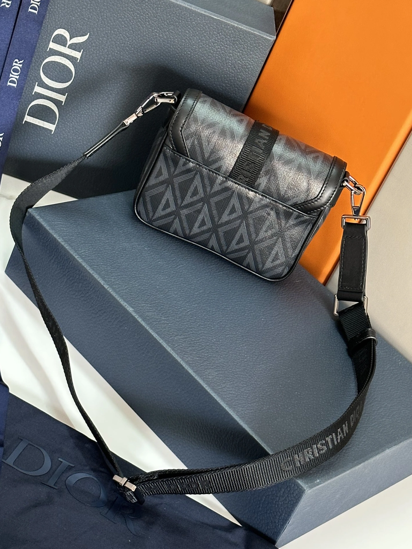 Christian Dior AAA Man Messenger Bags Resilient 1906