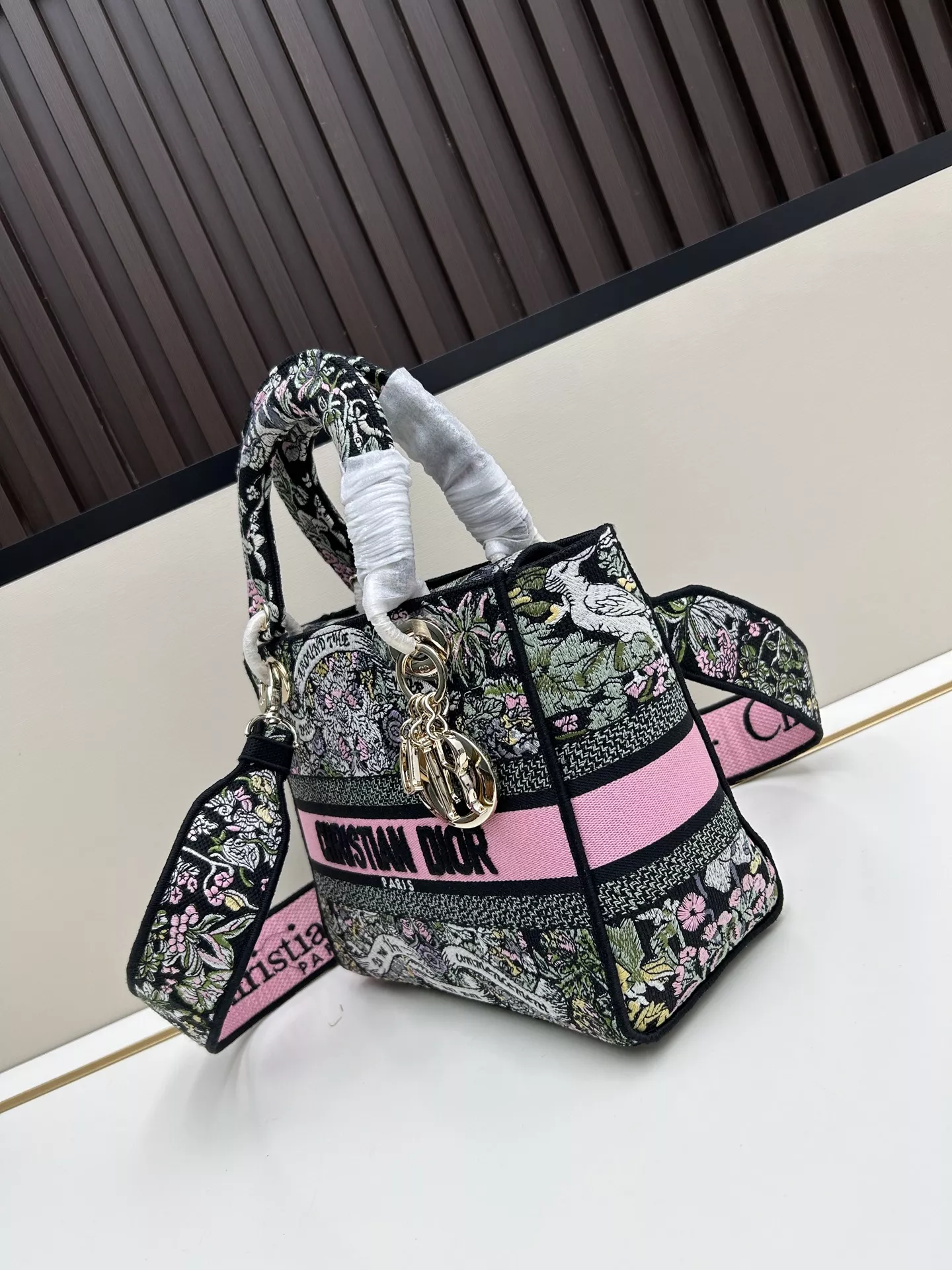 Christian Dior AAA Quality Handbags For Women Sleek 2536