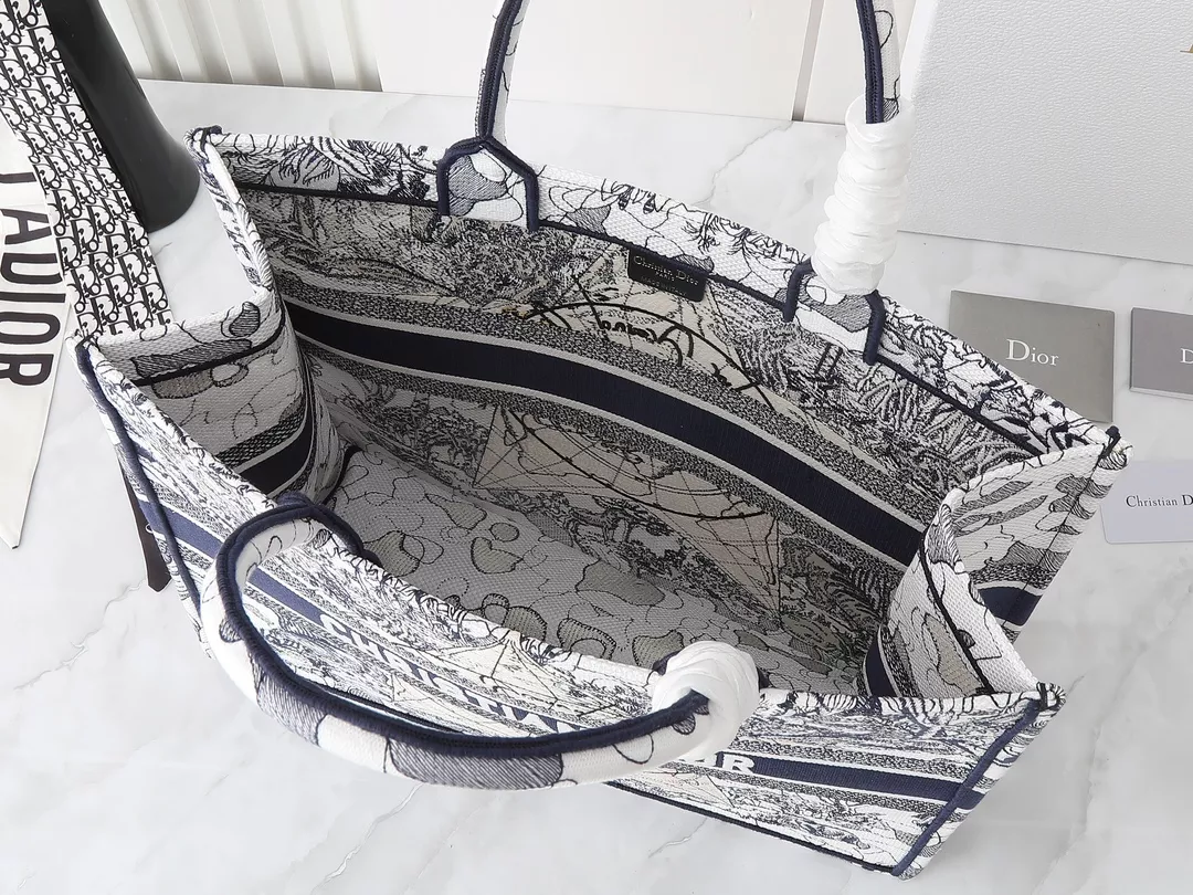 Christian Dior AAA Quality Tote-Handbags For Women Refined 7767 - Image 8