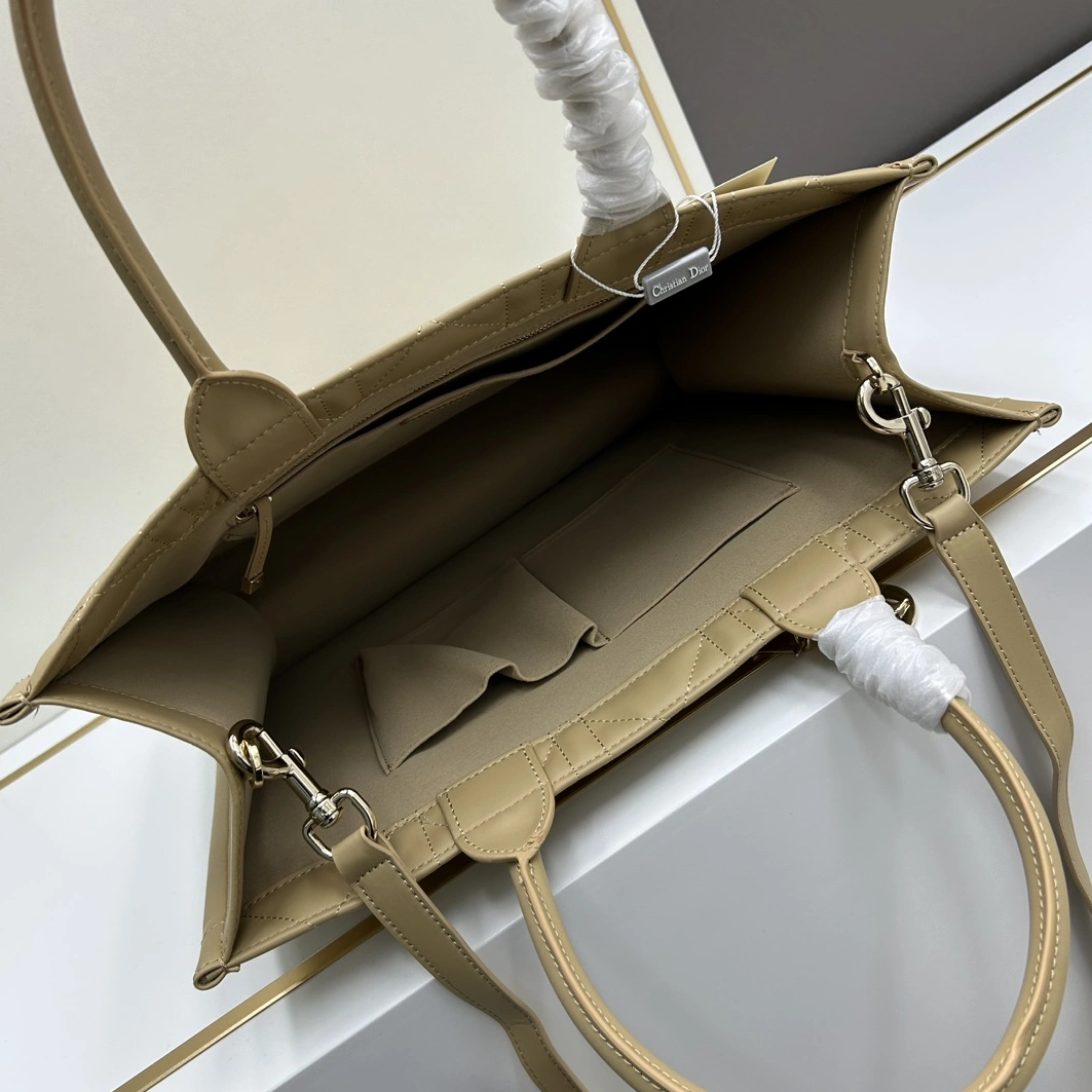 Christian Dior AAA Quality Tote-Handbags For Women Trendsetting 5102 - Image 7