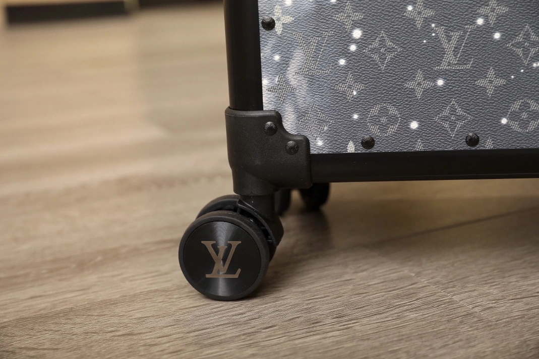 Classic 6013 Louis Vuitton Luggage For Unisex - Image 4