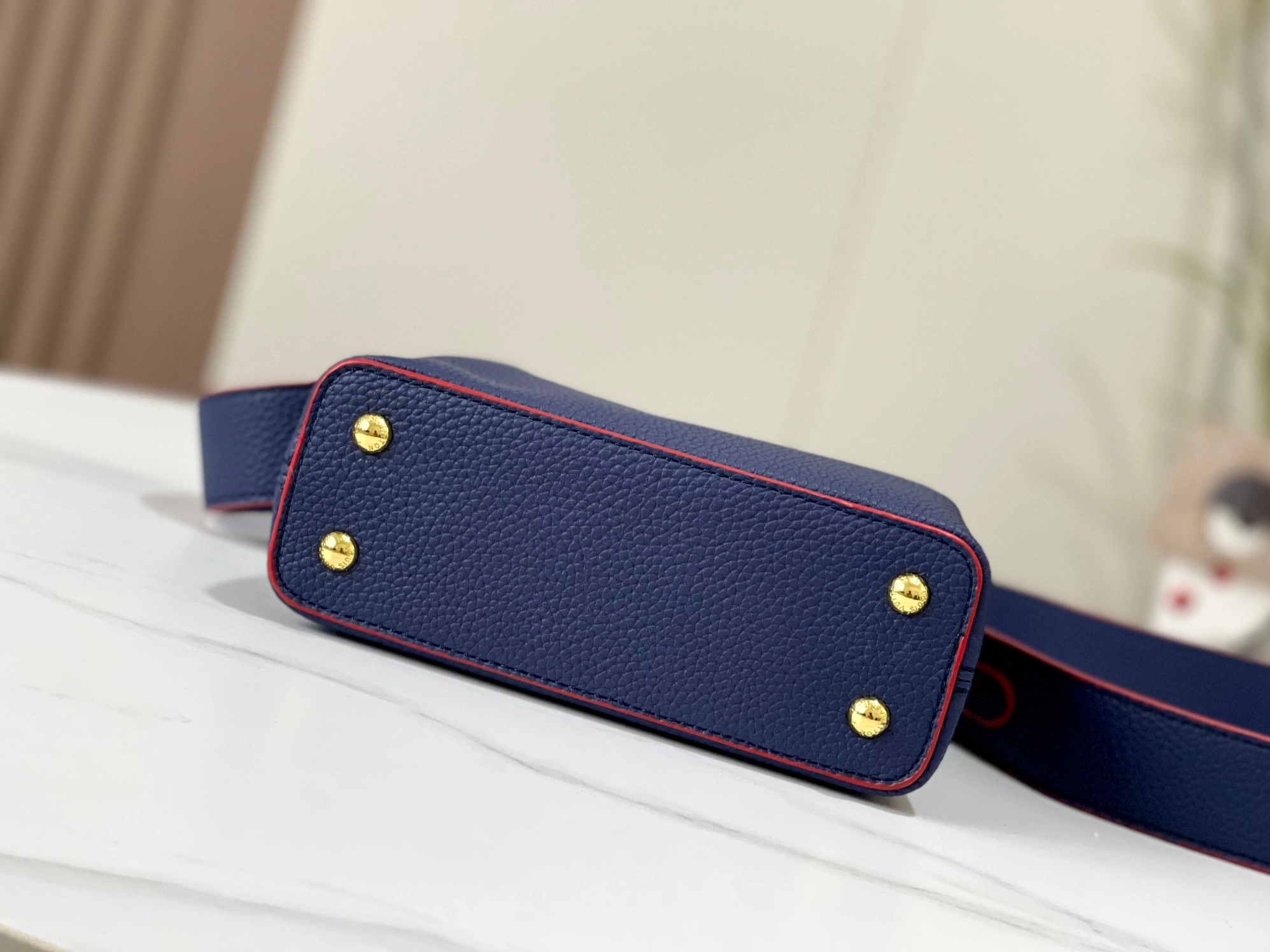 Classic 6907 Louis Vuitton AAA Quality Messenger Bags For Women - Image 4