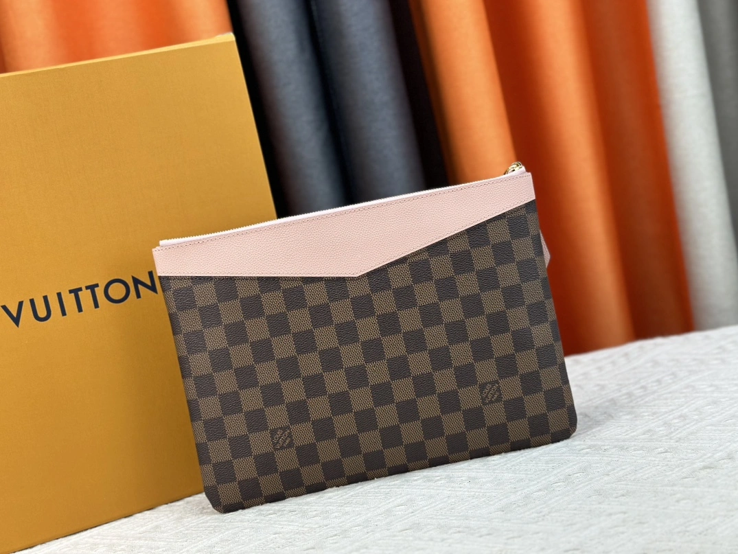 DailyWear 332 Louis Vuitton LV Wallets For Unisex - Image 3