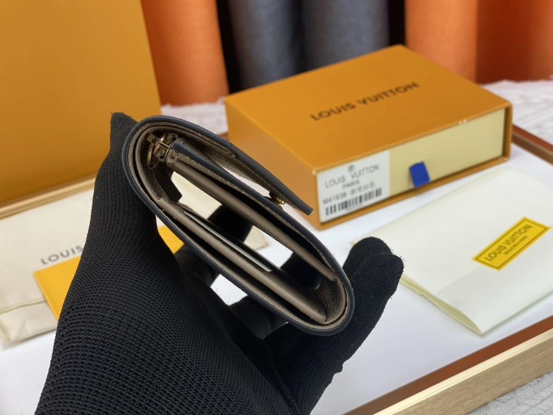 DailyWear 4260 Louis Vuitton AAA Quality Wallets - Image 3