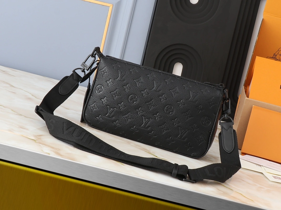 Durable 4149 Louis Vuitton AAA Quality Messenger Bags For Unisex