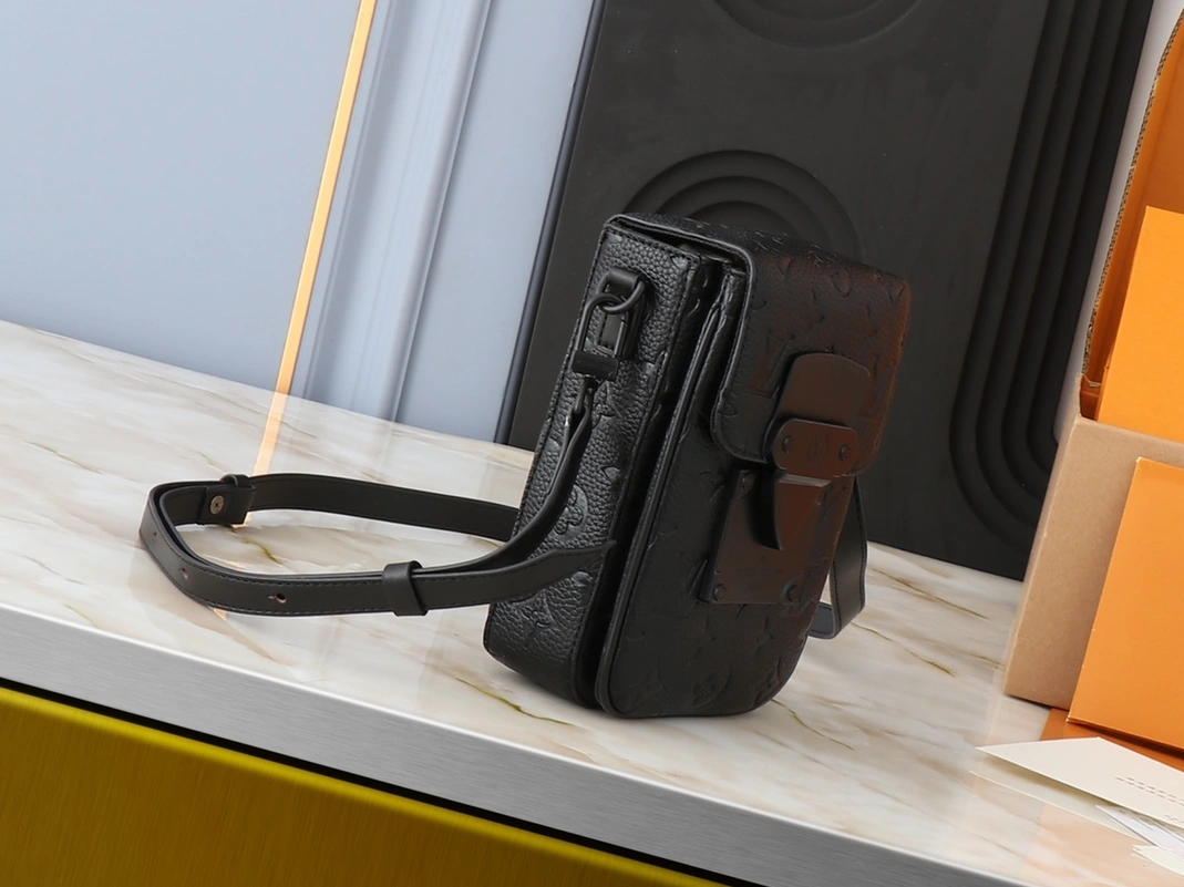 EasyMatch 1113 Louis Vuitton AAA Quality Messenger Bags For Unisex - Image 4