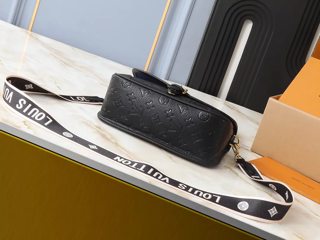 Efficient 2140 Louis Vuitton AAA Quality Messenger Bags For Women - Image 4