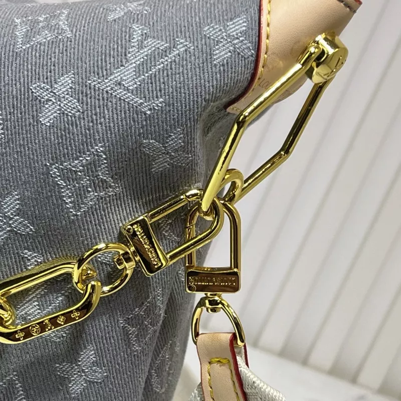 Efficient 3610 Louis Vuitton AAA Quality Messenger Bags For Women - Image 3