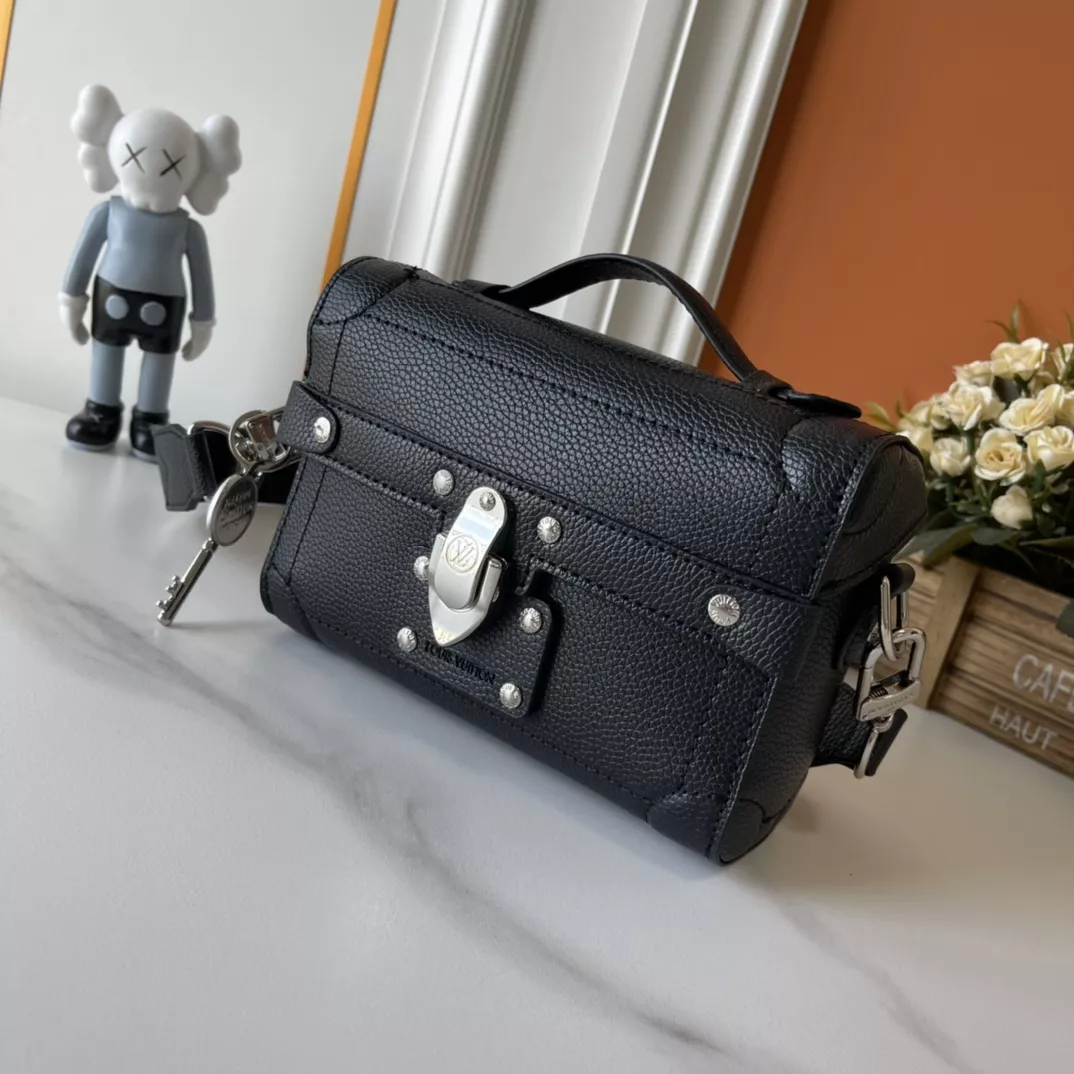 Efficient 7052 Louis Vuitton AAA Quality Messenger Bags For Unisex