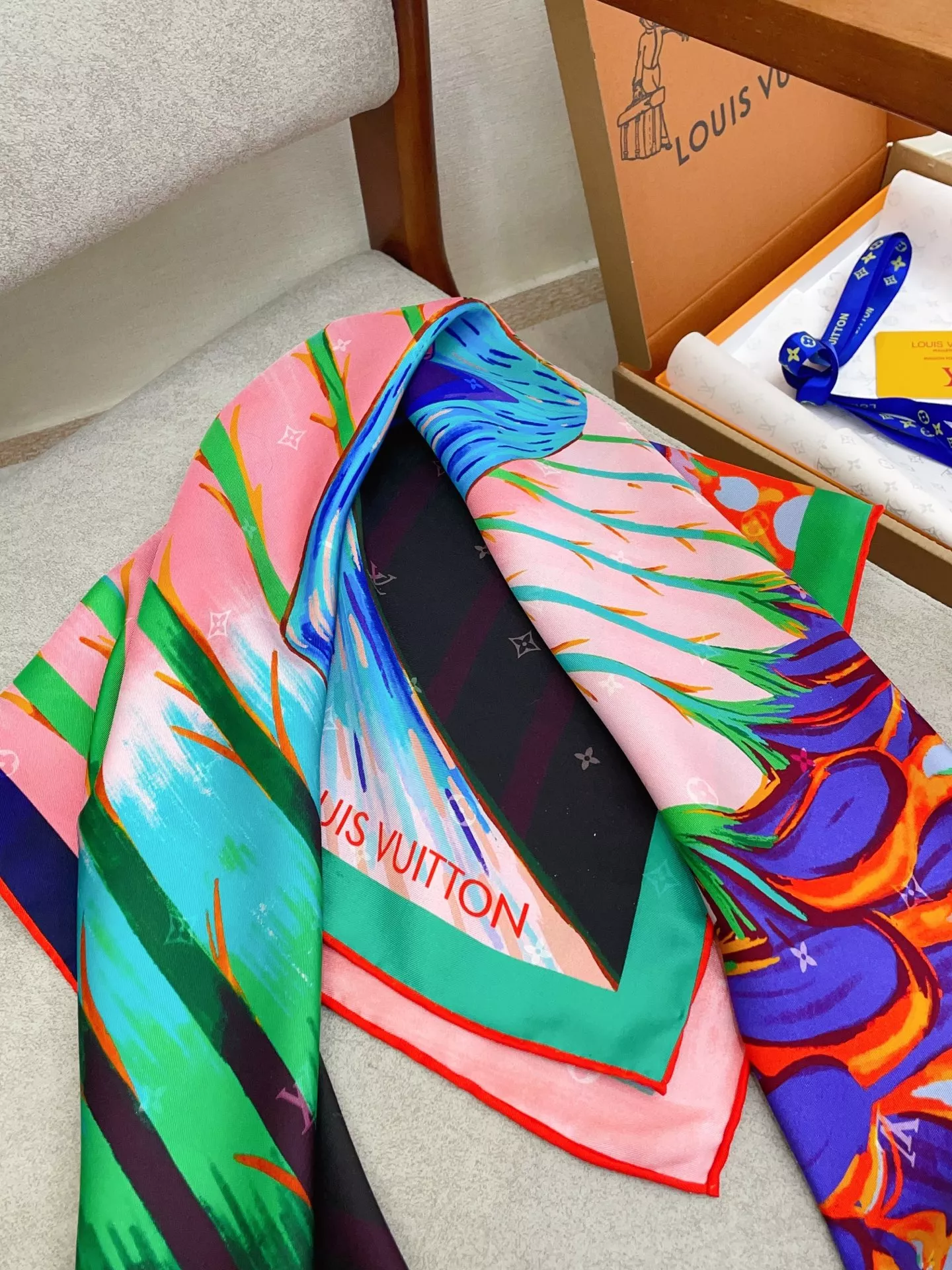 Efficient 8423 Louis Vuitton Silk Square - Image 4