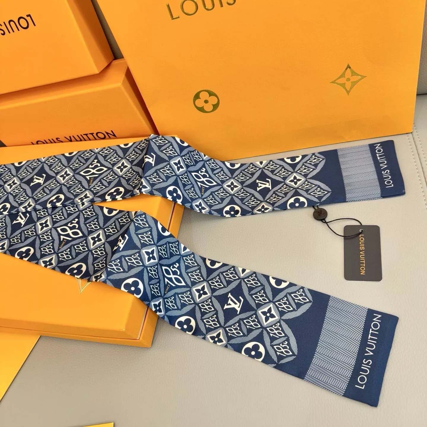 Elegant 1500 Louis Vuitton Silk Scarf