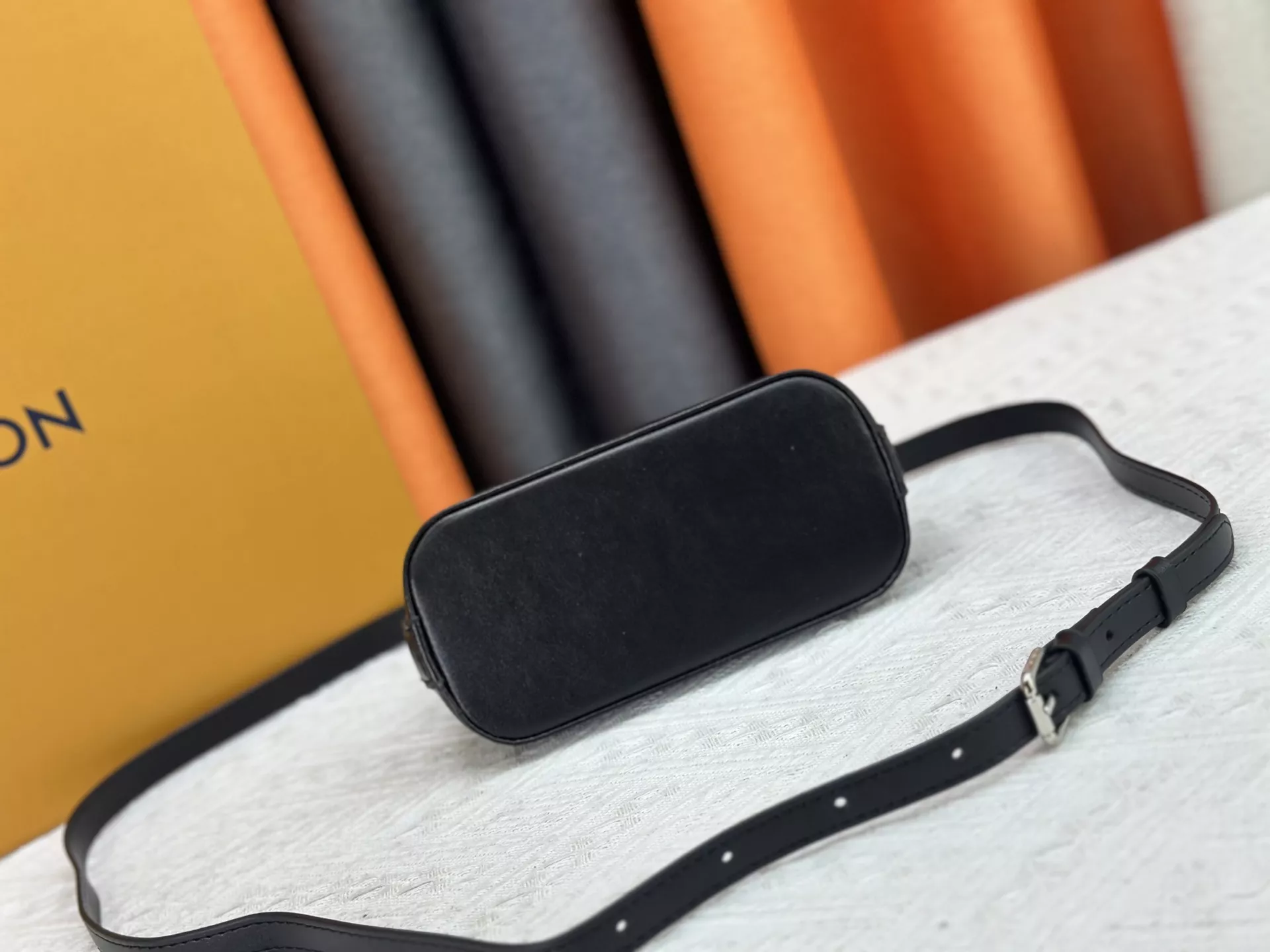 Elegant 8225 Louis Vuitton AAA Quality Handbags For Women - Image 4