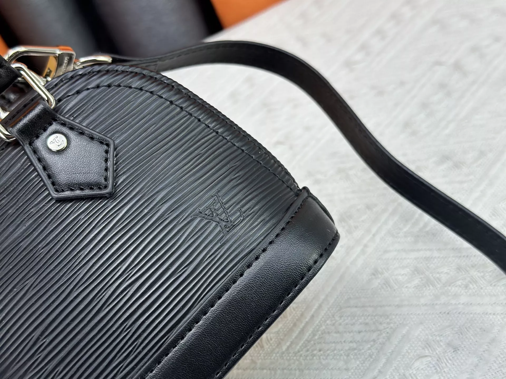 Elegant 8225 Louis Vuitton AAA Quality Handbags For Women - Image 6