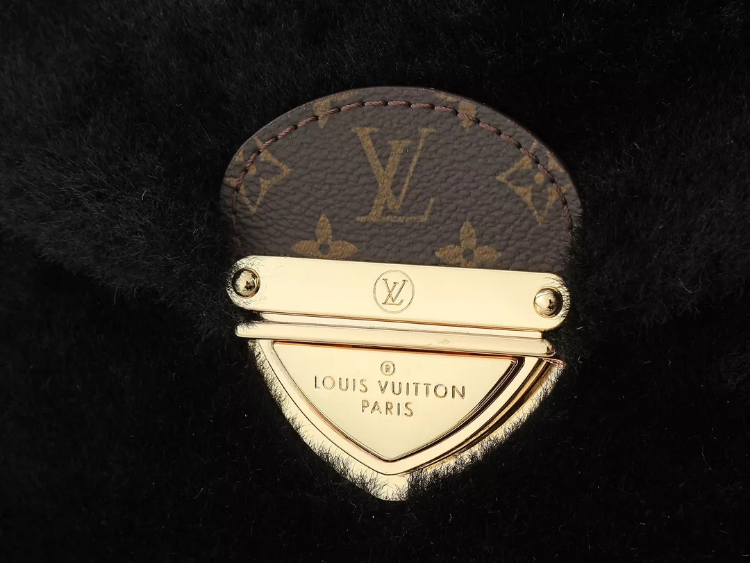 EyeCatching 7101 Louis Vuitton AAA Quality Messenger Bags For Women - Image 5