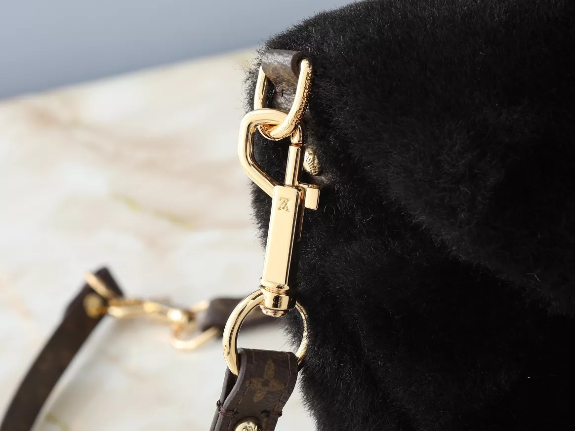 EyeCatching 7101 Louis Vuitton AAA Quality Messenger Bags For Women - Image 6