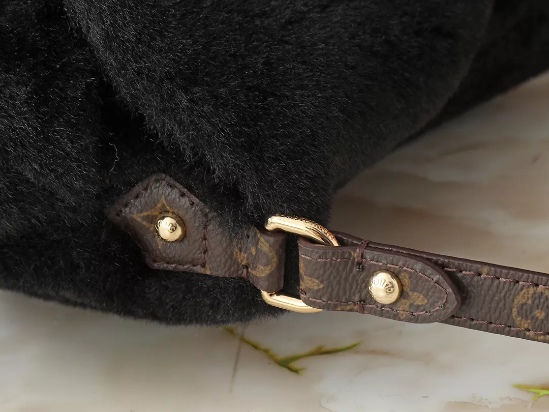 EyeCatching 7101 Louis Vuitton AAA Quality Messenger Bags For Women - Image 7