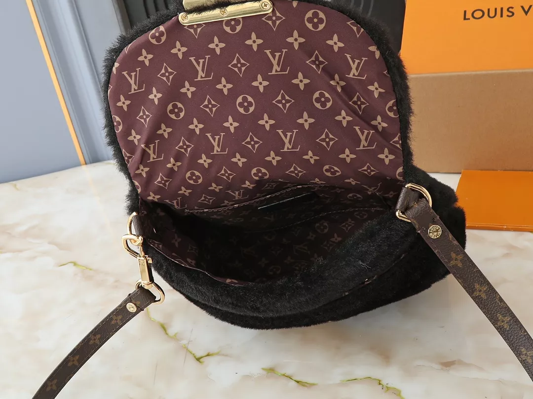 EyeCatching 7101 Louis Vuitton AAA Quality Messenger Bags For Women - Image 8
