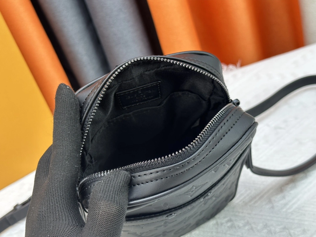 Flexible 6543 Louis Vuitton AAA Quality Messenger Bags For Unisex - Image 8