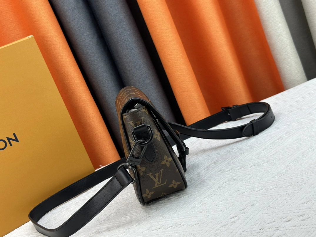 Functional 2359 Louis Vuitton AAA Quality Messenger Bags For Unisex - Image 3