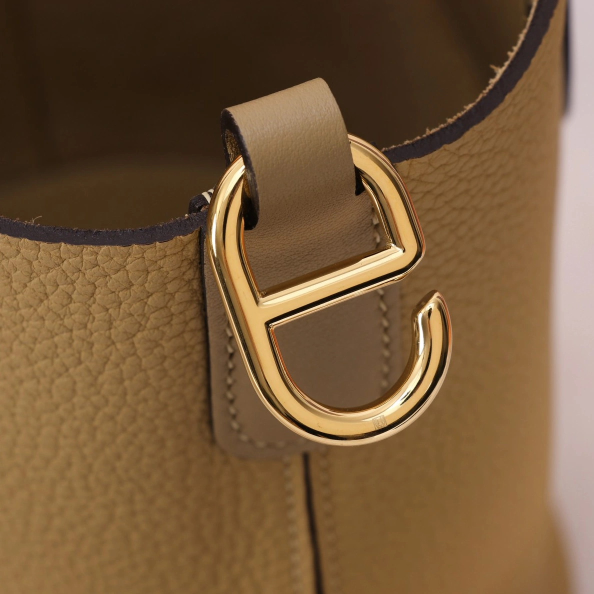 Hermes AAA Quality Handbags In Gold For Women Elegant 7898 - Image 4