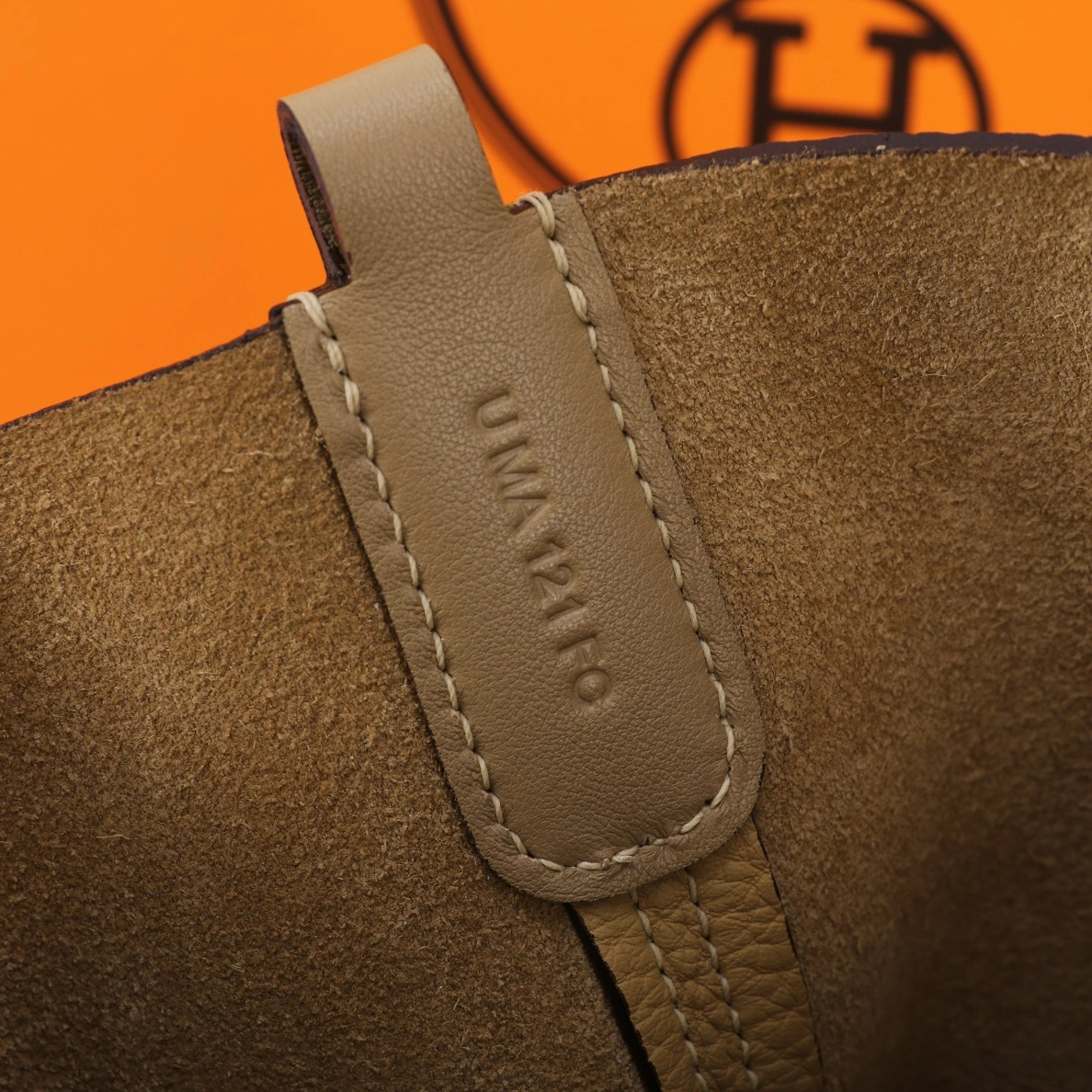 Hermes AAA Quality Handbags In Gold For Women Elegant 7898 - Image 6