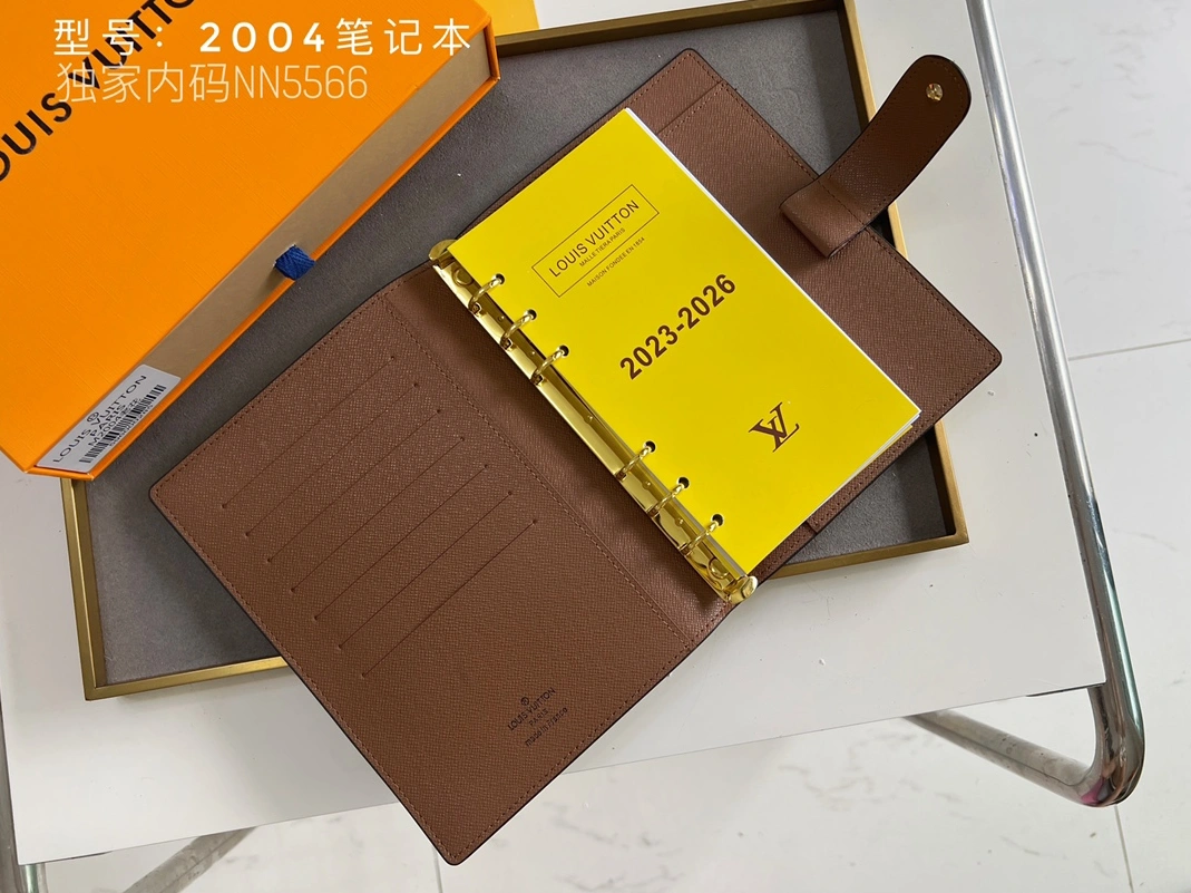 Lightweight 7867 Louis Vuitton LV Card Case - Image 3