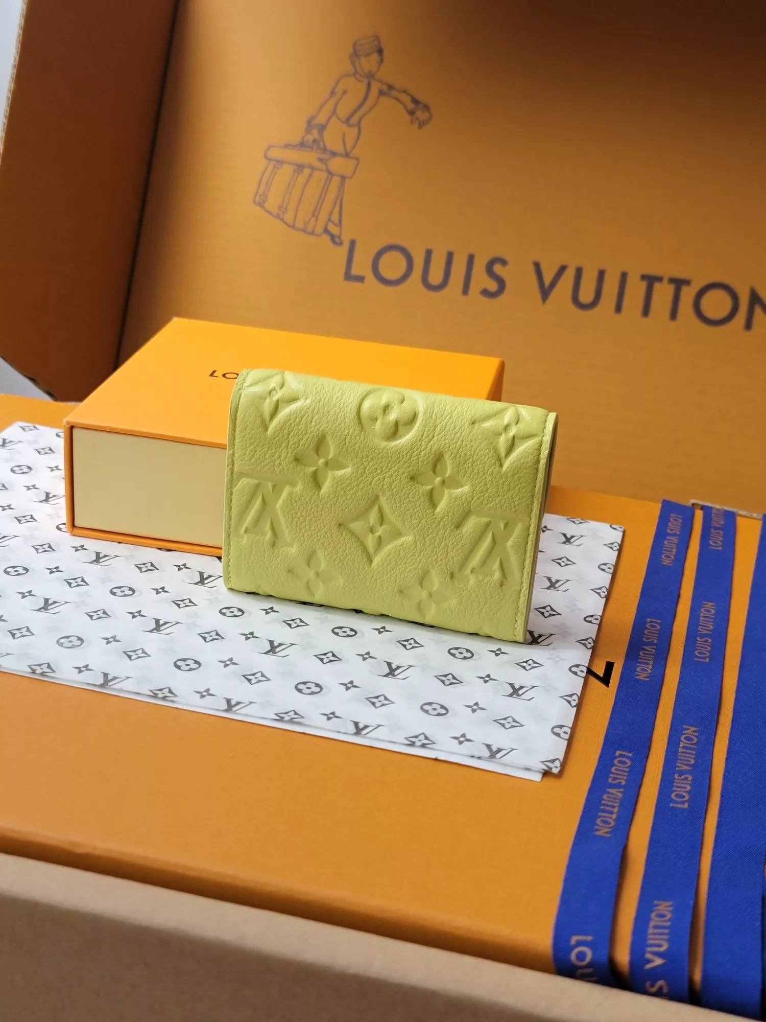 Louis Vuitton AAA Quality Card Case Bright 5261