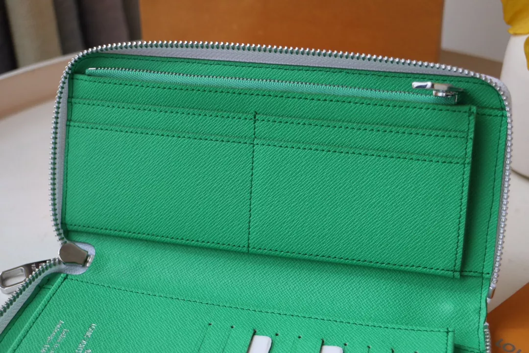 Louis Vuitton AAA Quality Card Case Classic 6785 - Image 6