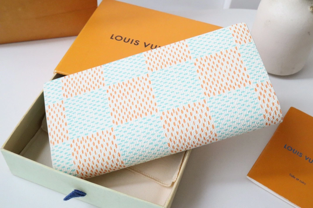 Louis Vuitton AAA Quality Card Case SmartChoice 5330