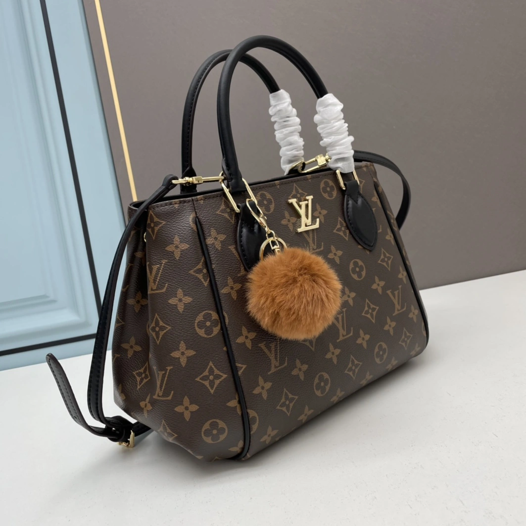 Louis Vuitton AAA Quality Handbags For Women Minimalist 5709