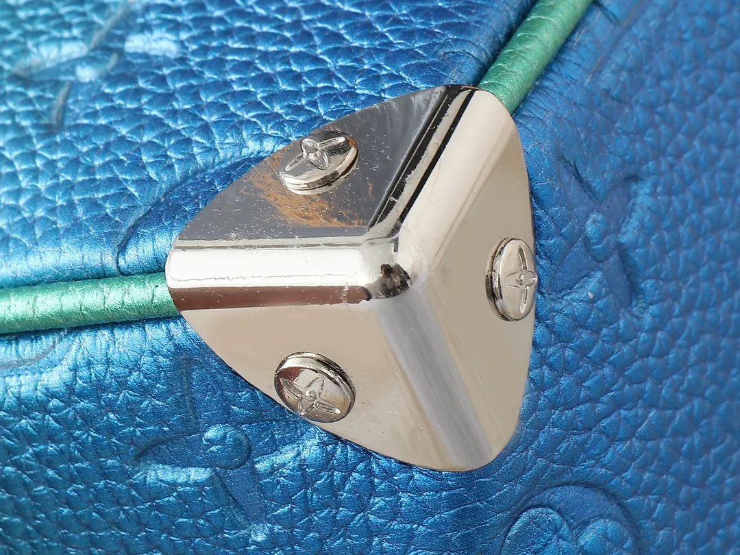 Louis Vuitton AAA Quality Messenger Bags For Unisex Elegant 4233 - Image 5