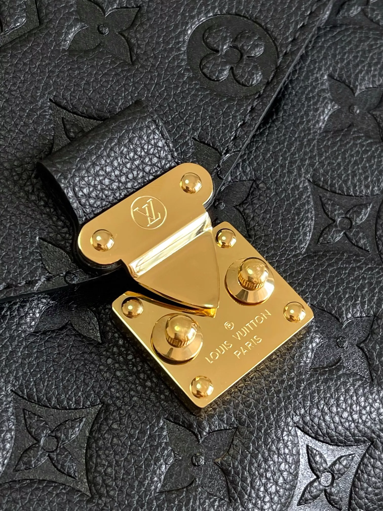 Louis Vuitton AAA Quality Messenger Bags For Women Bright 6747 - Image 5