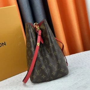 Louis Vuitton AAA Quality Messenger Bags For Women EyeCatching 7670