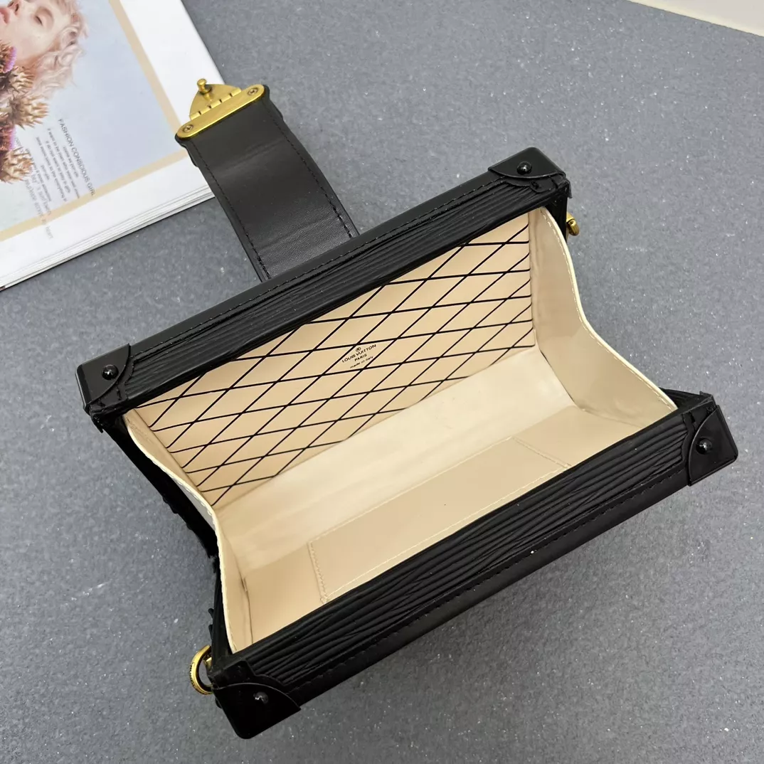 Louis Vuitton AAA Quality Messenger Bags For Women Practical 268 - Image 8