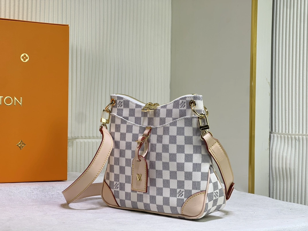 Louis Vuitton AAA Quality Messenger Bags For Women Refined 8931