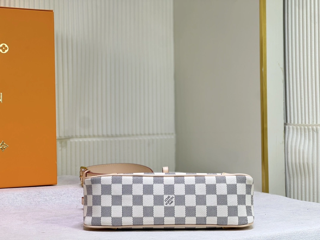 Louis Vuitton AAA Quality Messenger Bags For Women Refined 8931 - Image 6