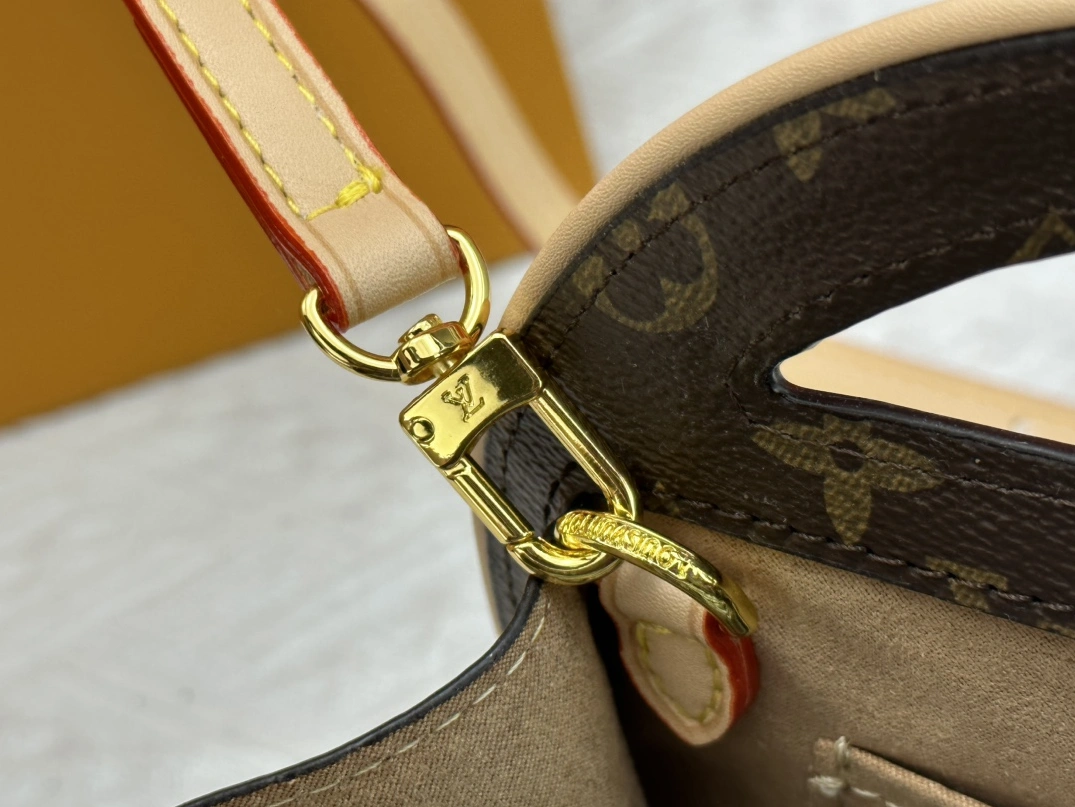 Louis Vuitton AAA Quality Messenger Bags For Women Stylish 4825 - Image 7