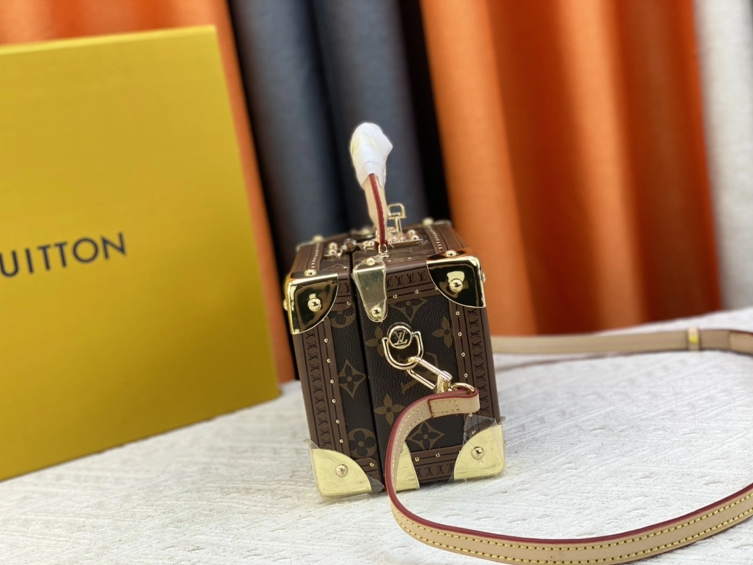 Louis Vuitton AAA Quality Messenger Bags For Women Timeless 3566