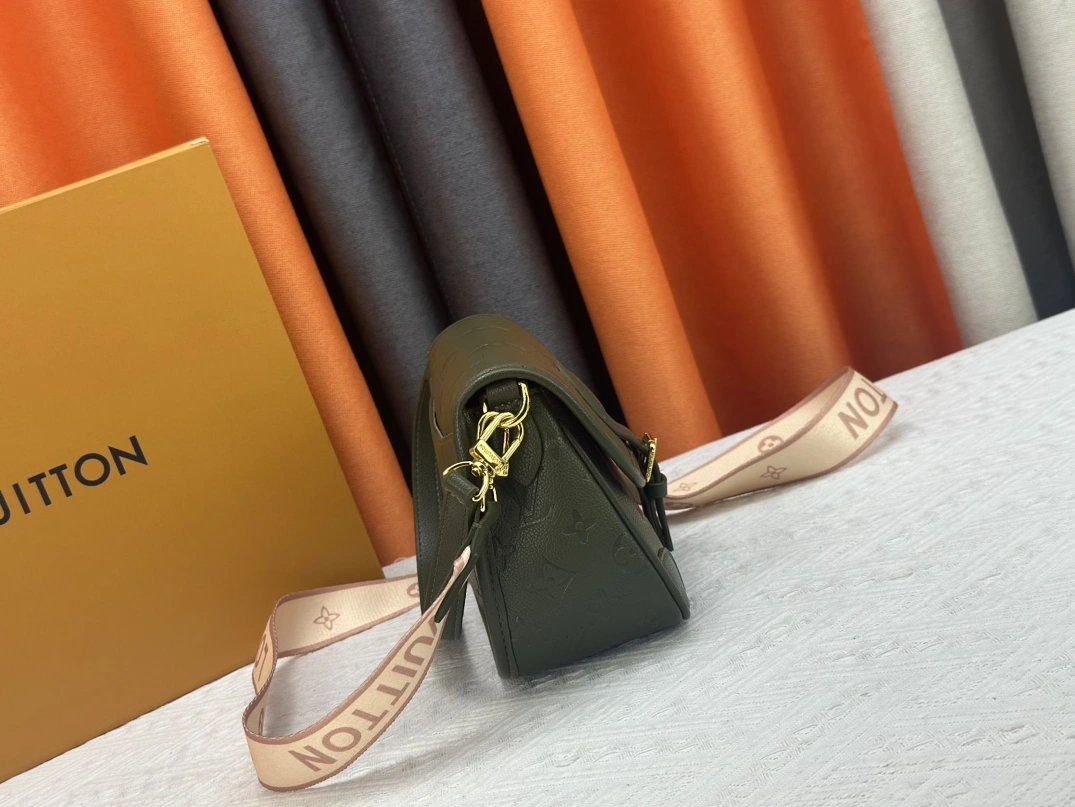 Louis Vuitton AAA Quality Messenger Bags For Women Versatile 4784 - Image 3