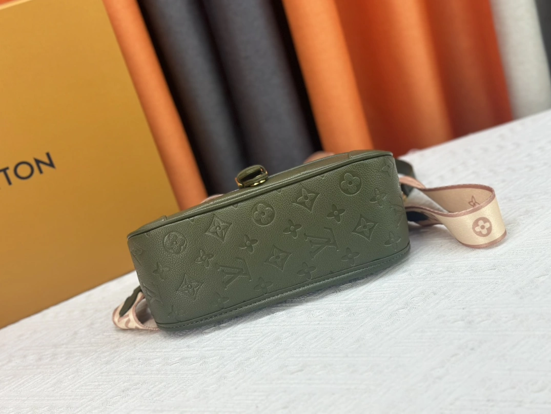 Louis Vuitton AAA Quality Messenger Bags For Women Versatile 4784 - Image 5