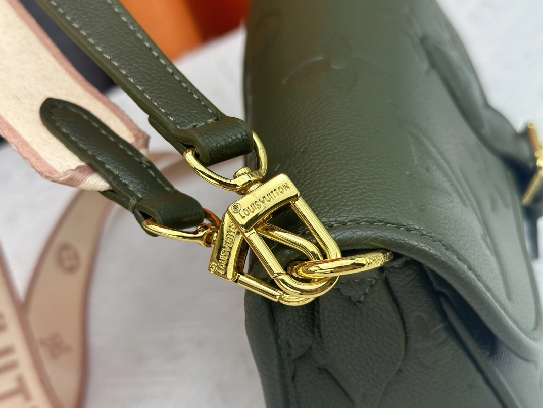 Louis Vuitton AAA Quality Messenger Bags For Women Versatile 4784 - Image 7