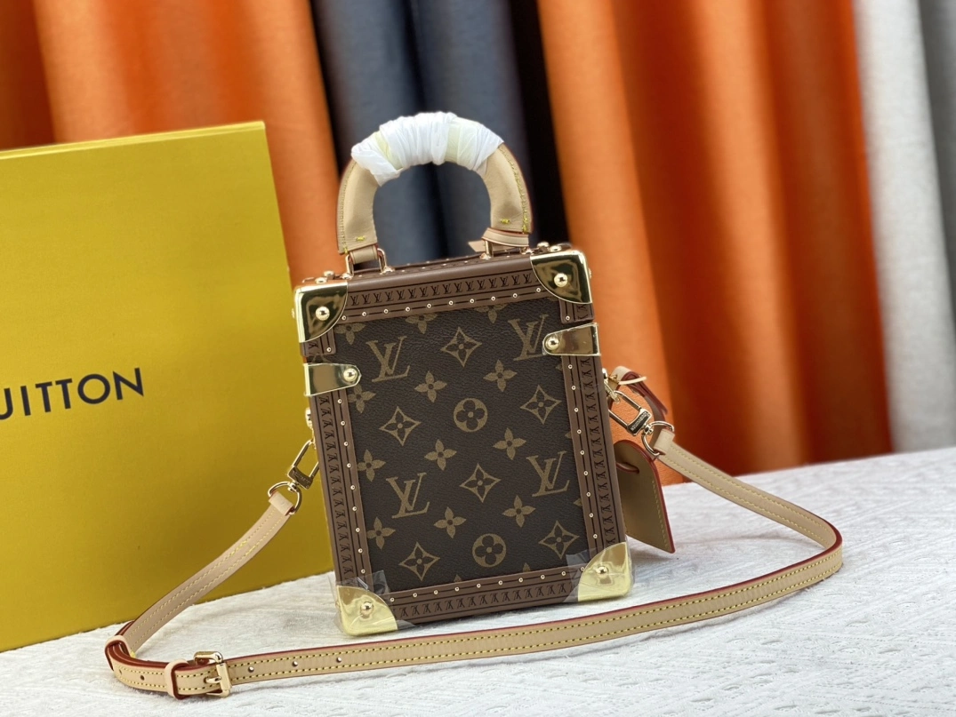 Louis Vuitton AAA Quality Messenger Bags For Women WellDesigned 1252 - Image 3