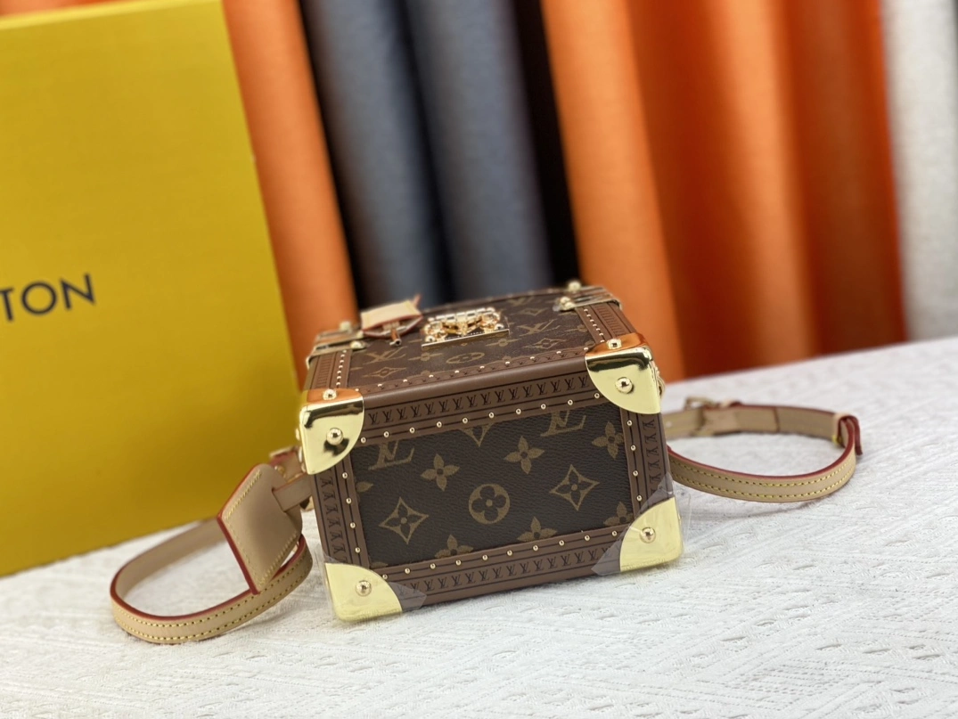 Louis Vuitton AAA Quality Messenger Bags For Women WellDesigned 1252 - Image 4